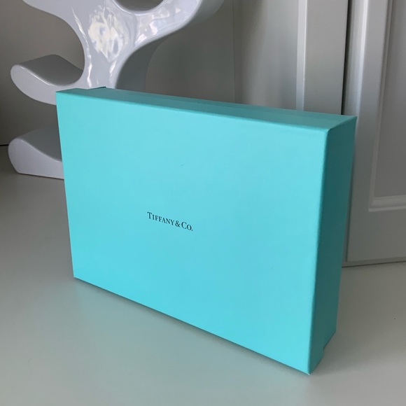 TIFFANY & CO. Medium Gift Box BRAND NEW - Picture 2 of 10